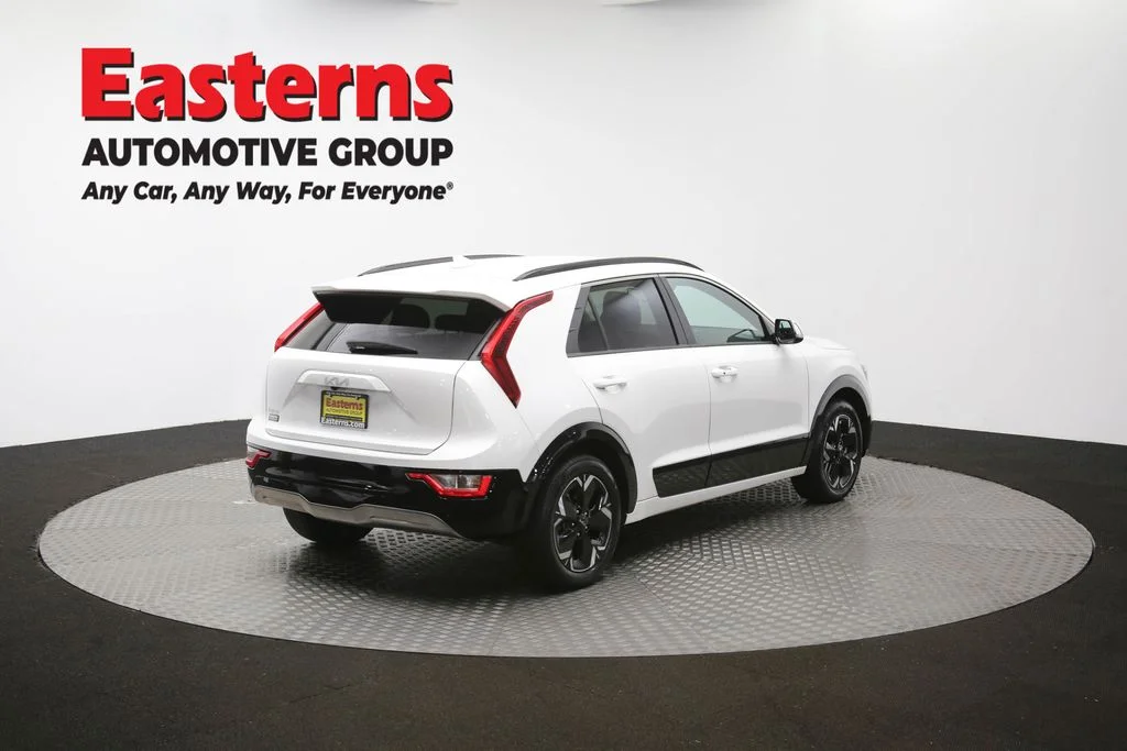 Used 2023 White Kia Wind image 40