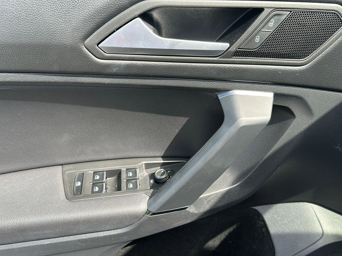 Used 2019 Platinum Gray Metallic Volkswagen SE image 5