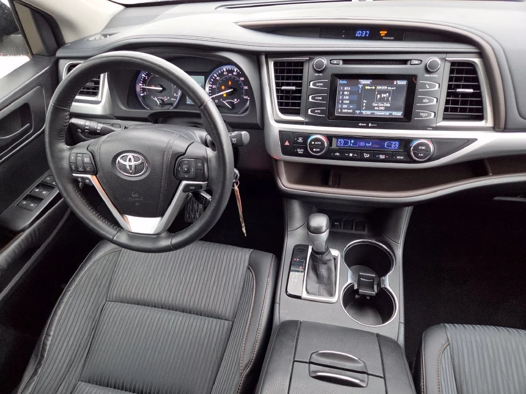Used 2015 Blizzard Pearl Toyota LE Plus image 32