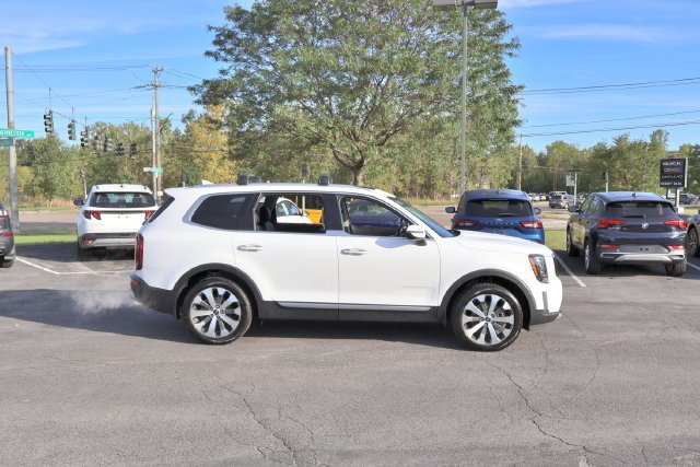 Used 2022 White Kia S image 6