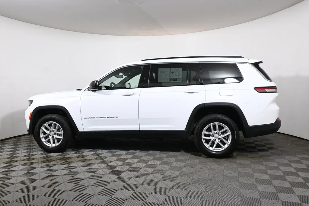 Used 2024 White Jeep Laredo image 2