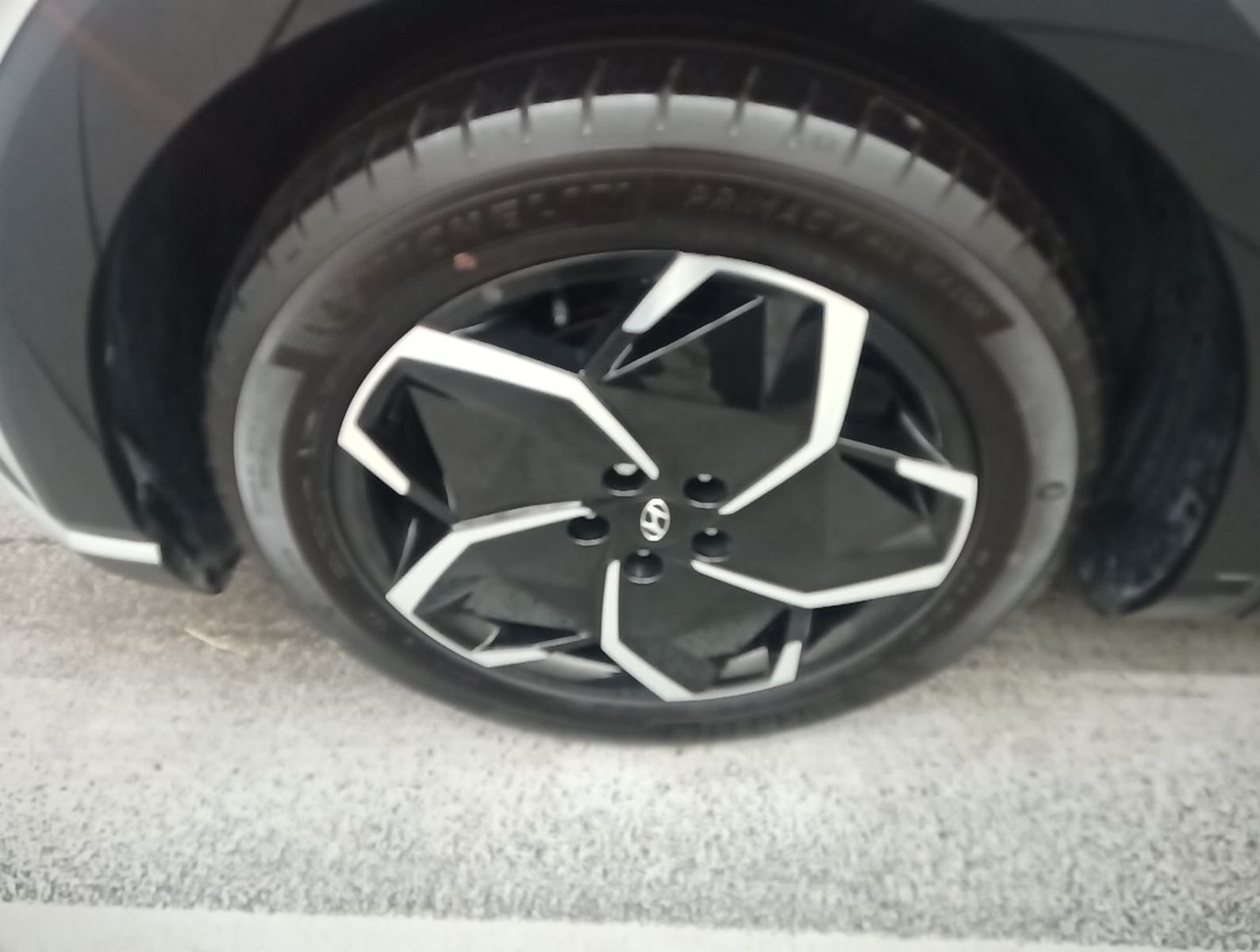 Used 2024 Gray Hyundai SEL image 7