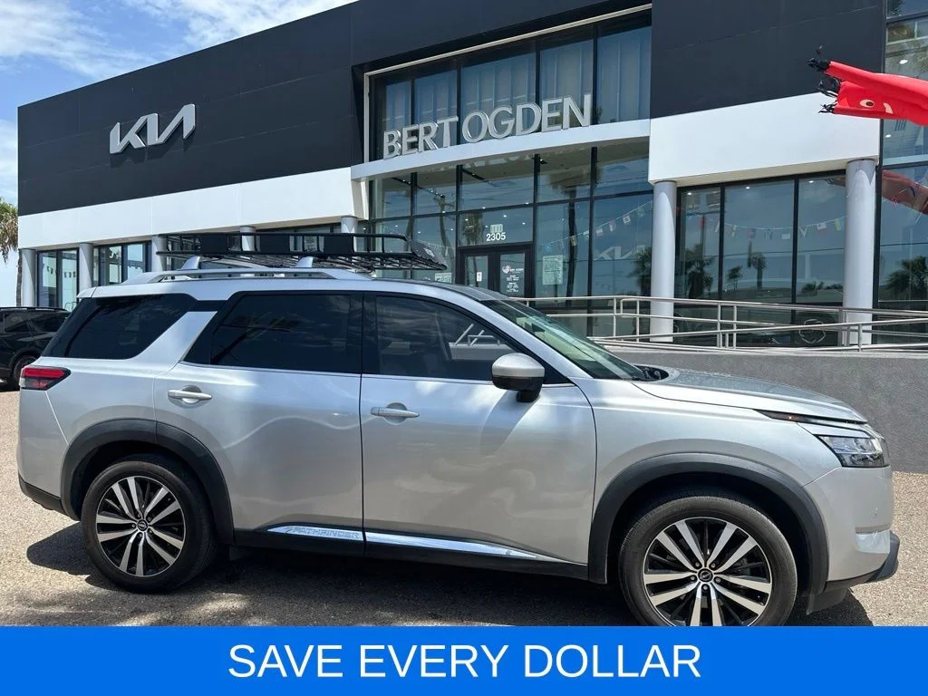 Used 2023 Silver Nissan Platinum image 4