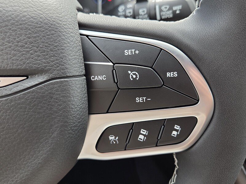 New 2027 Diamond Black Crystal Pearl-Coat Exterior Paint Chrysler SELECT FWD image 33
