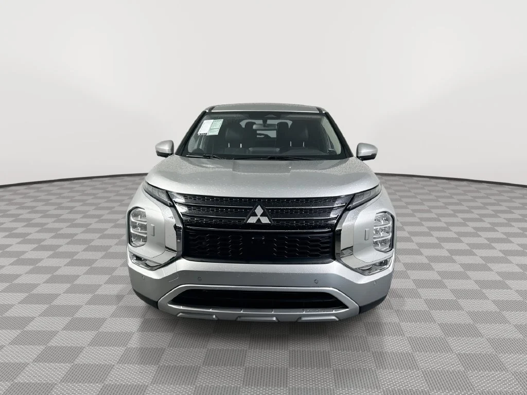 Used 2024 Black Mitsubishi SE image 3