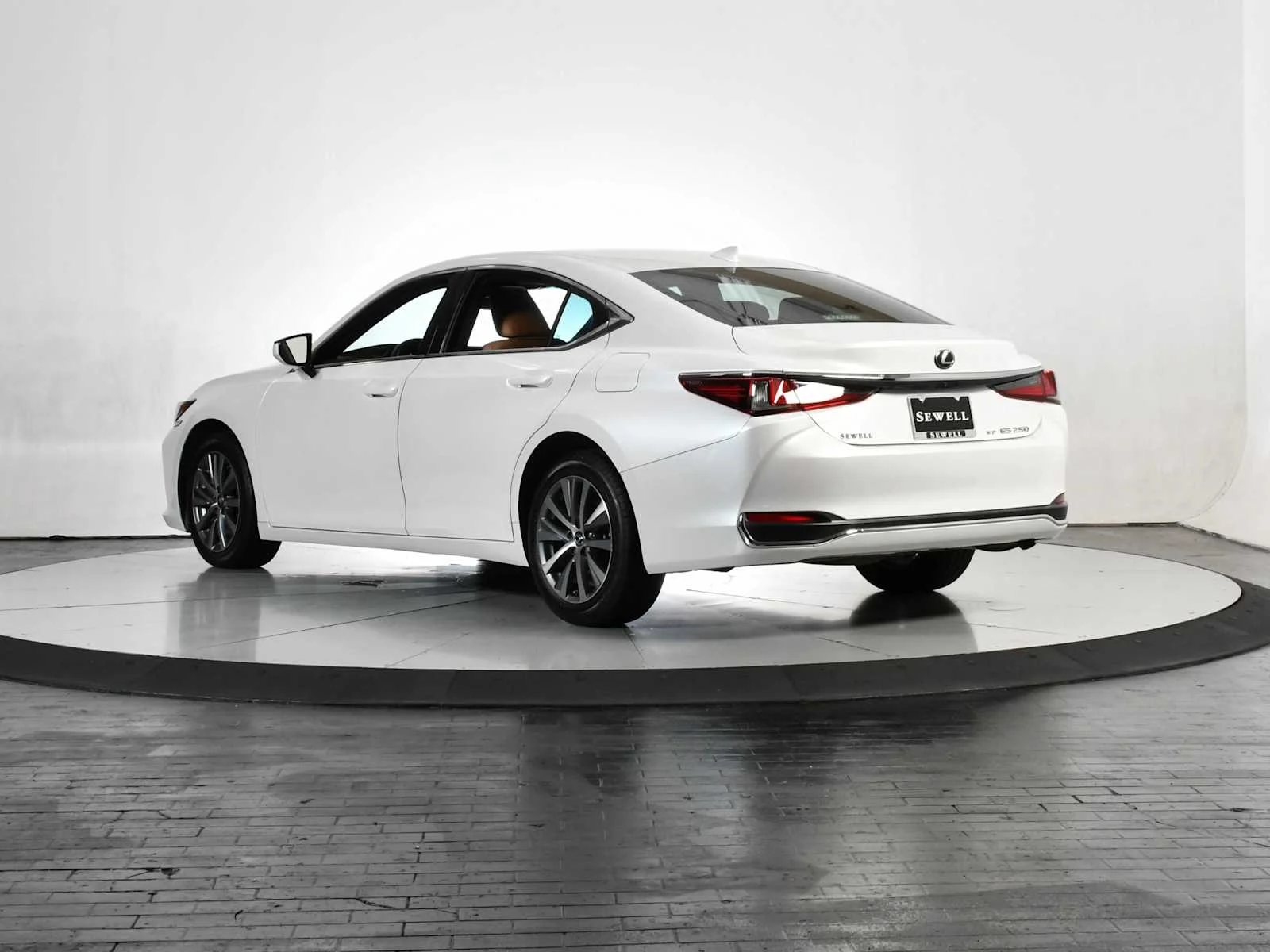Used 2021 Eminent White Pearl Lexus  image 4