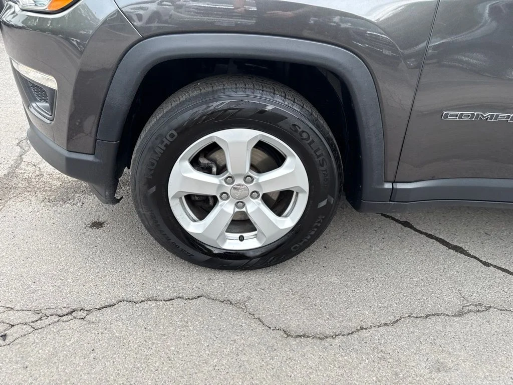 Used 2018 Gray Jeep Latitude image 11