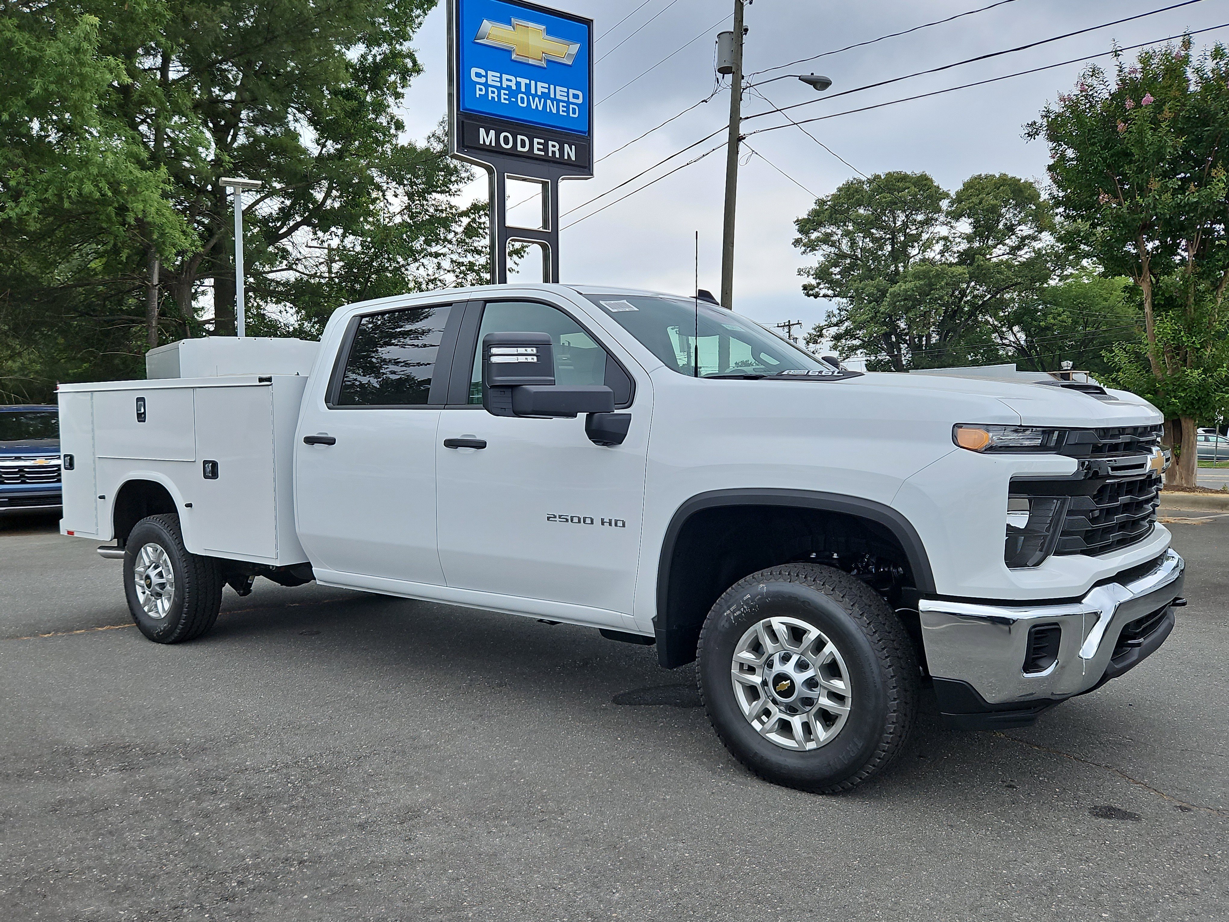 New 2026 Summit White Chevrolet WT image 6