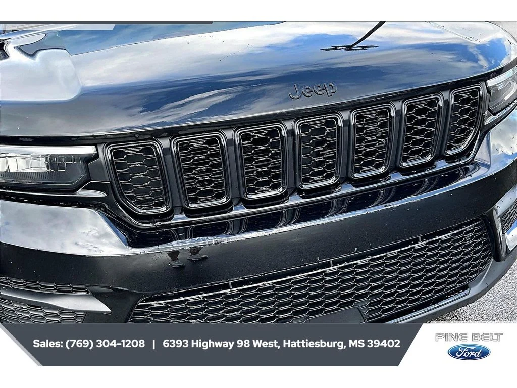 Used 2022 Diamond Black Crystal Pearlcoat Jeep Altitude image 22