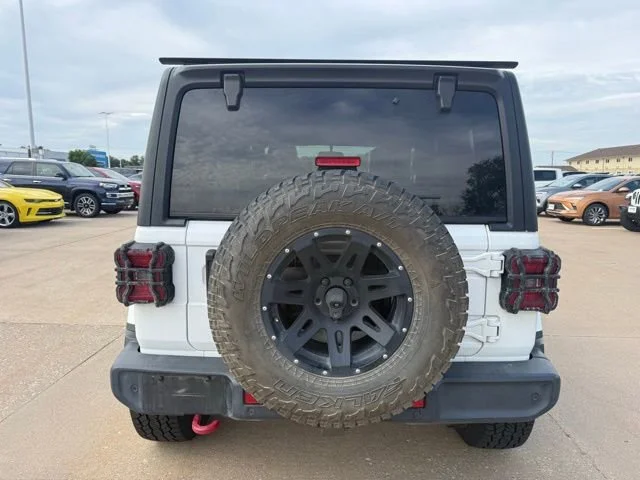Used 2018 White Jeep Sahara image 4