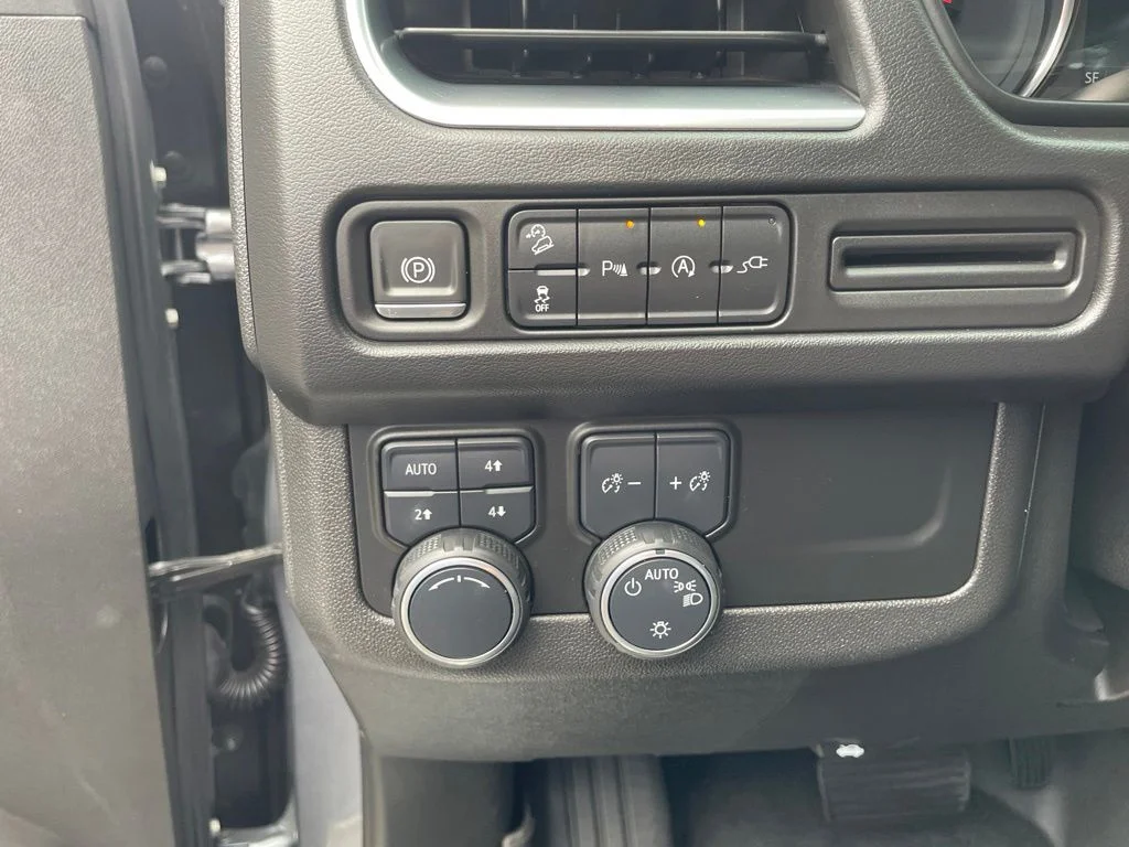 Used 2021 Gray Chevrolet Z71 image 16
