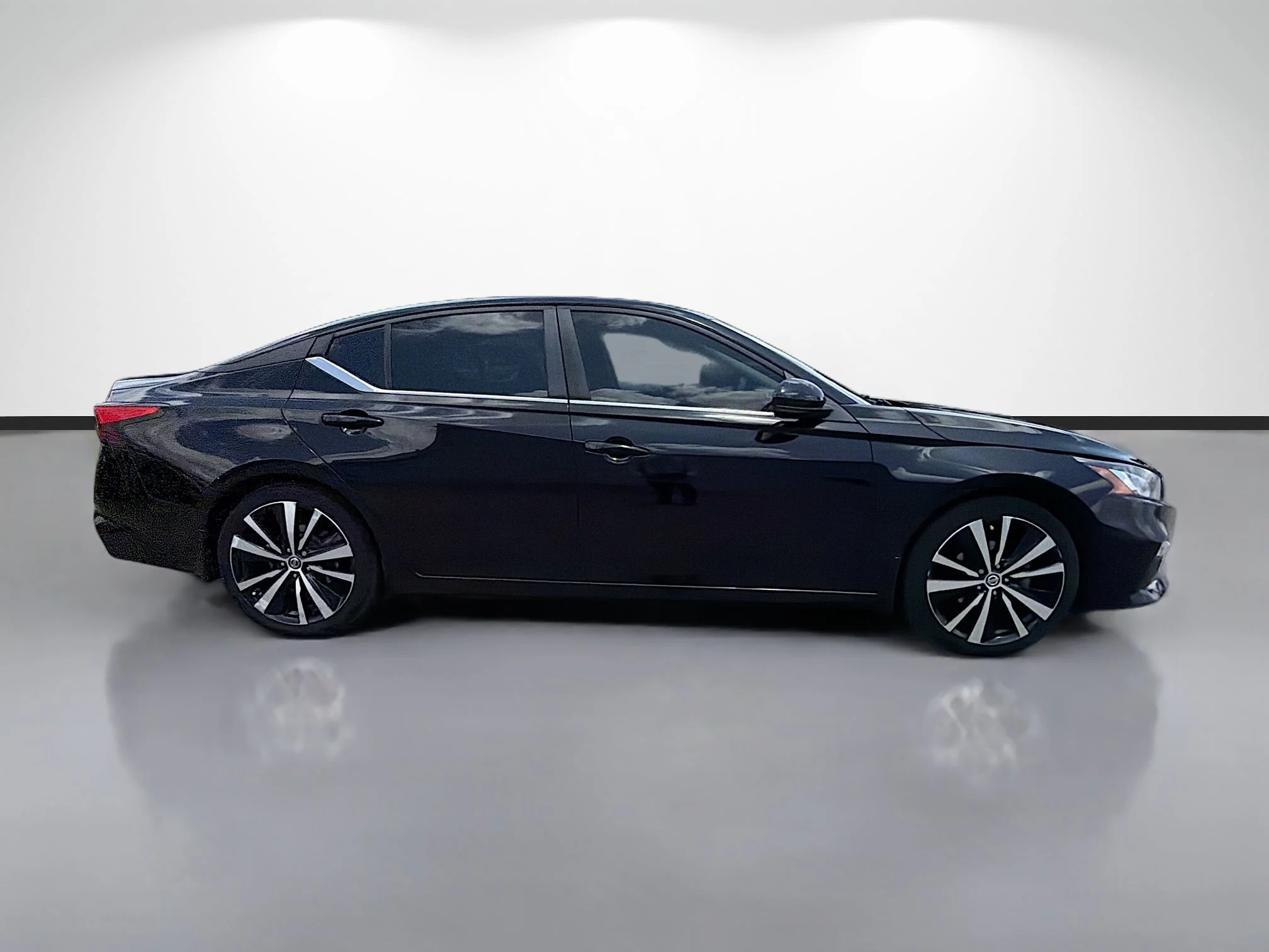 Used 2020 Super Black Nissan 2.5 SR image 2