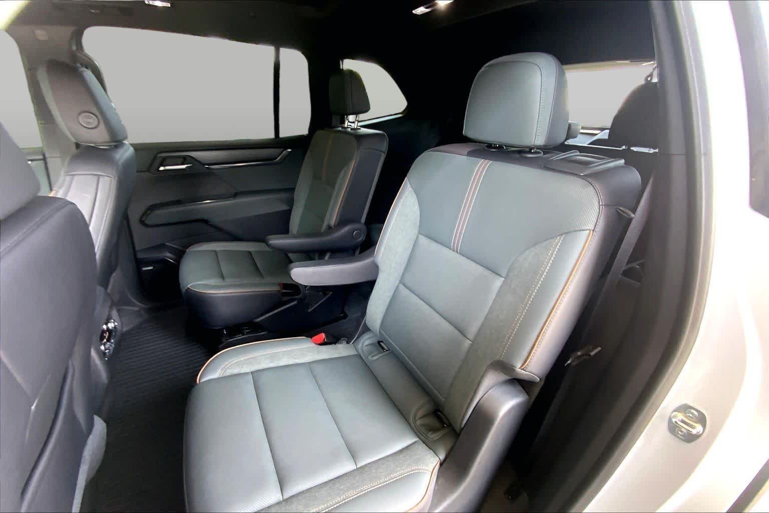 Used 2025 White Frost Tricoat GMC AWD AT4 image 20