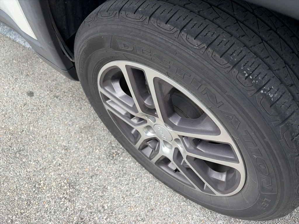 Used 2020 White Clearcoat Jeep Latitude image 6