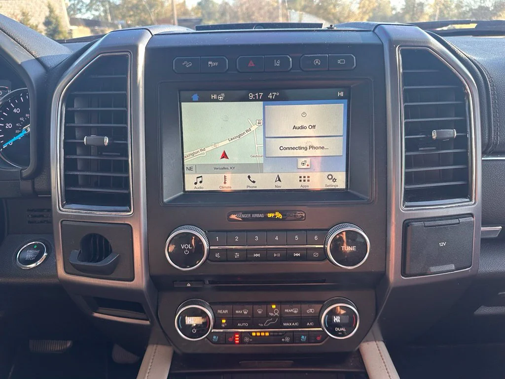 Used 2018 White Platinum Clearcoat Metallic Ford Platinum image 14