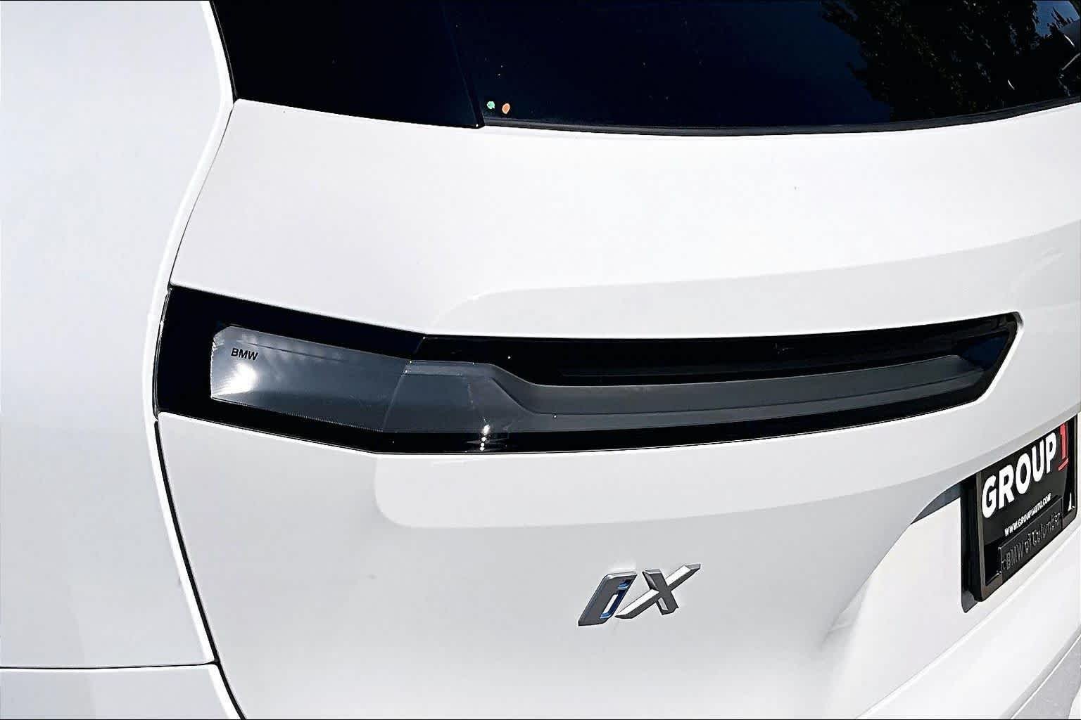 Used 2025 Alpine White BMW xDrive50 image 29