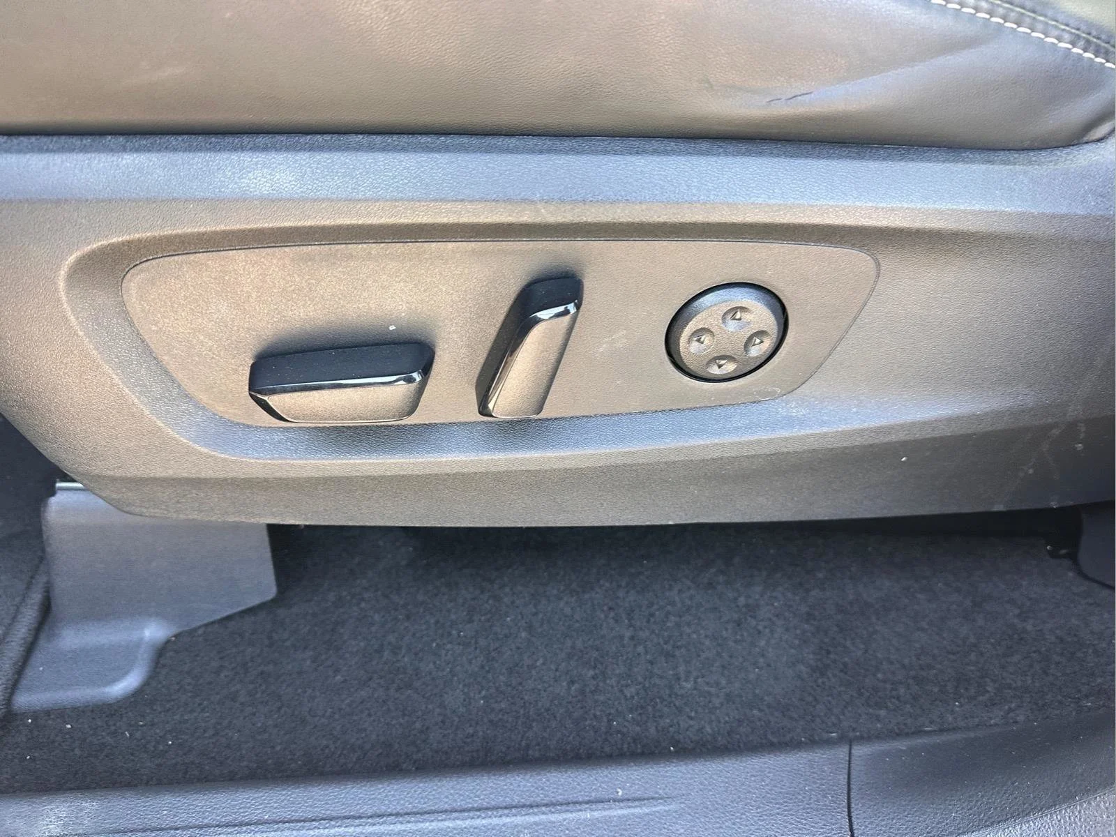 Used 2023 Warm Titanium INFINITI LUXE image 19
