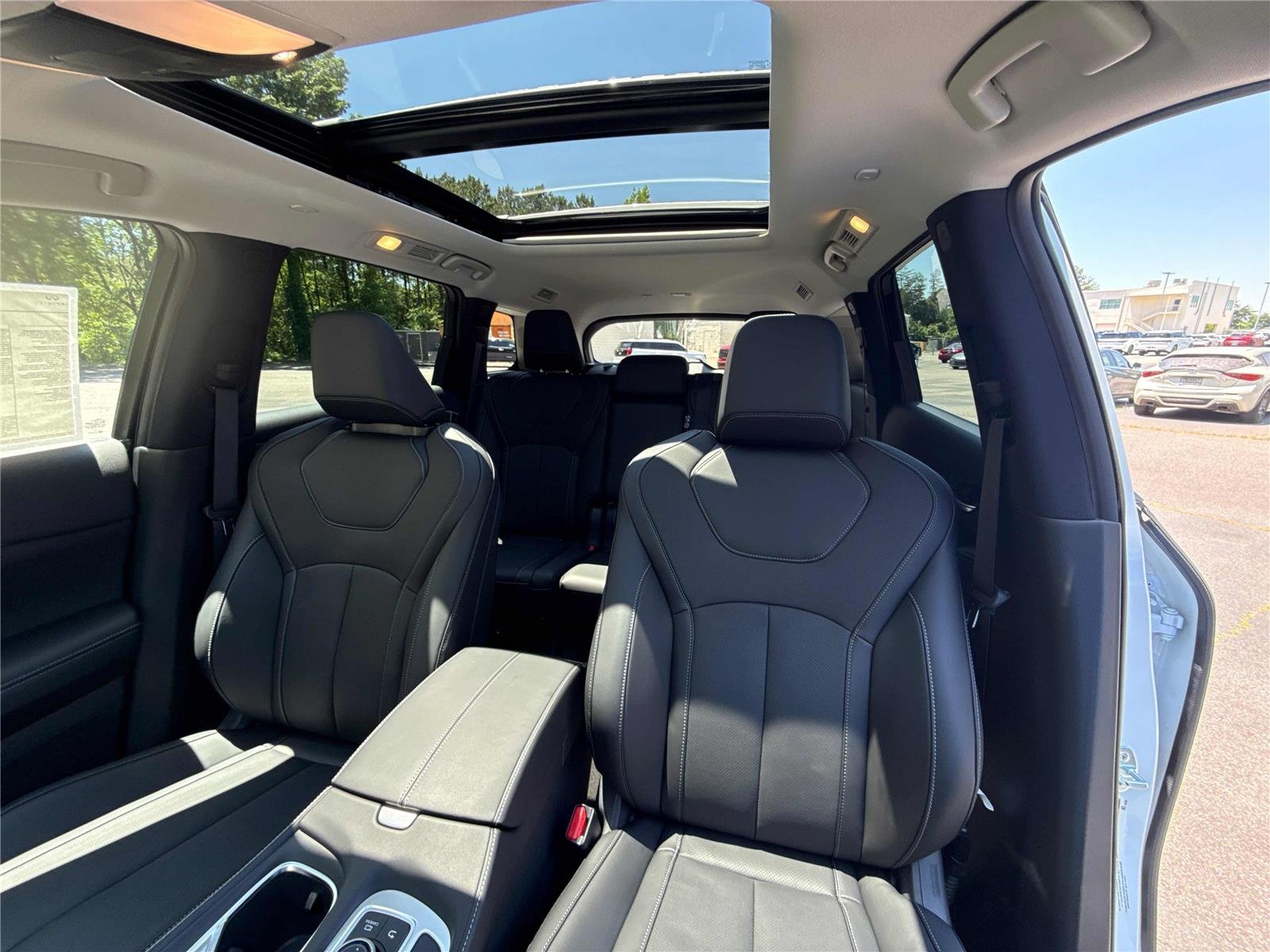 New 2027 RADIANT WHITE INFINITI Luxe FWD image 23