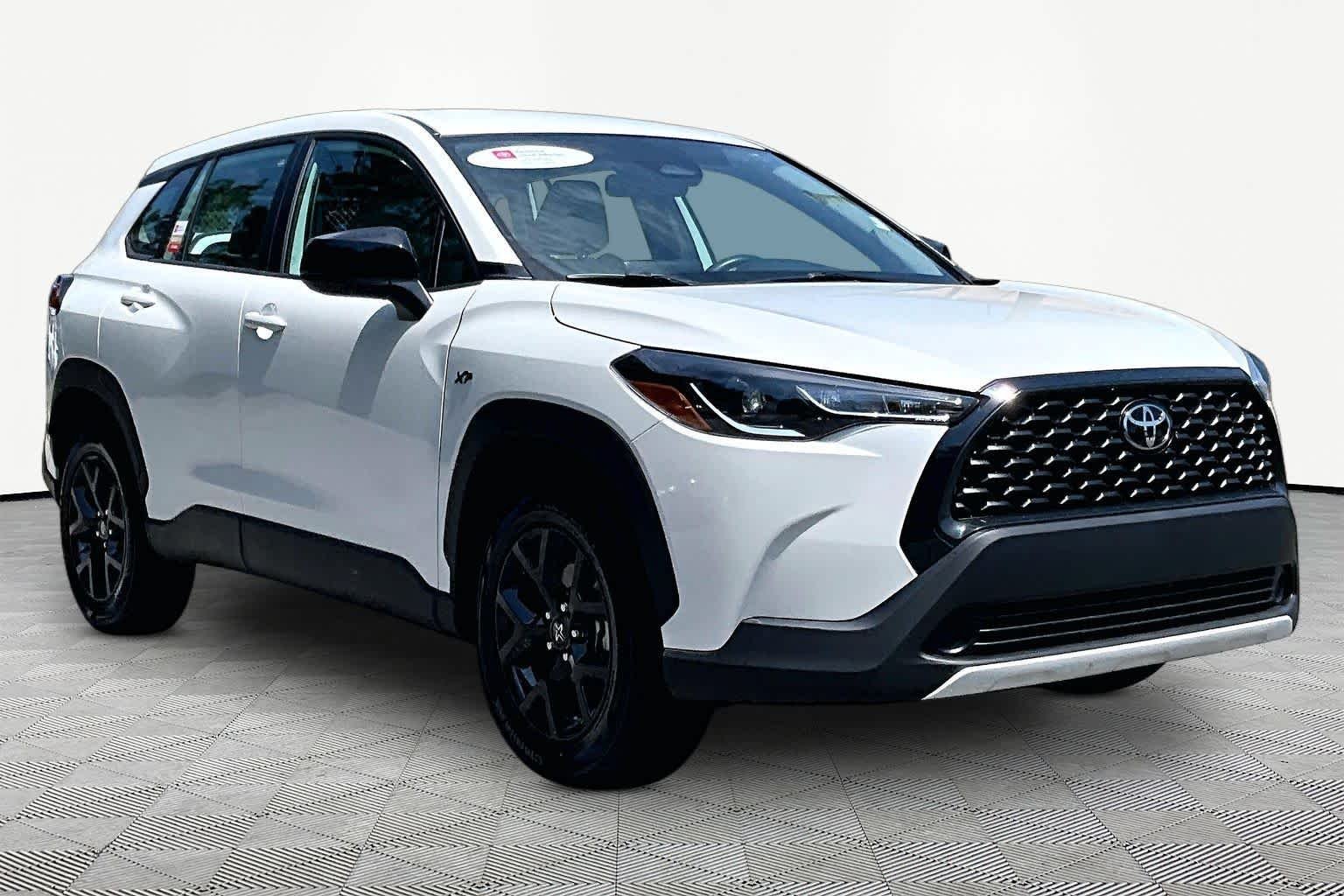 Used 2025 Wind Chill Pearl Toyota L image 3