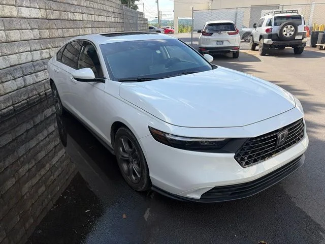 Used 2024 Platinum White Pearl Honda EX image 4