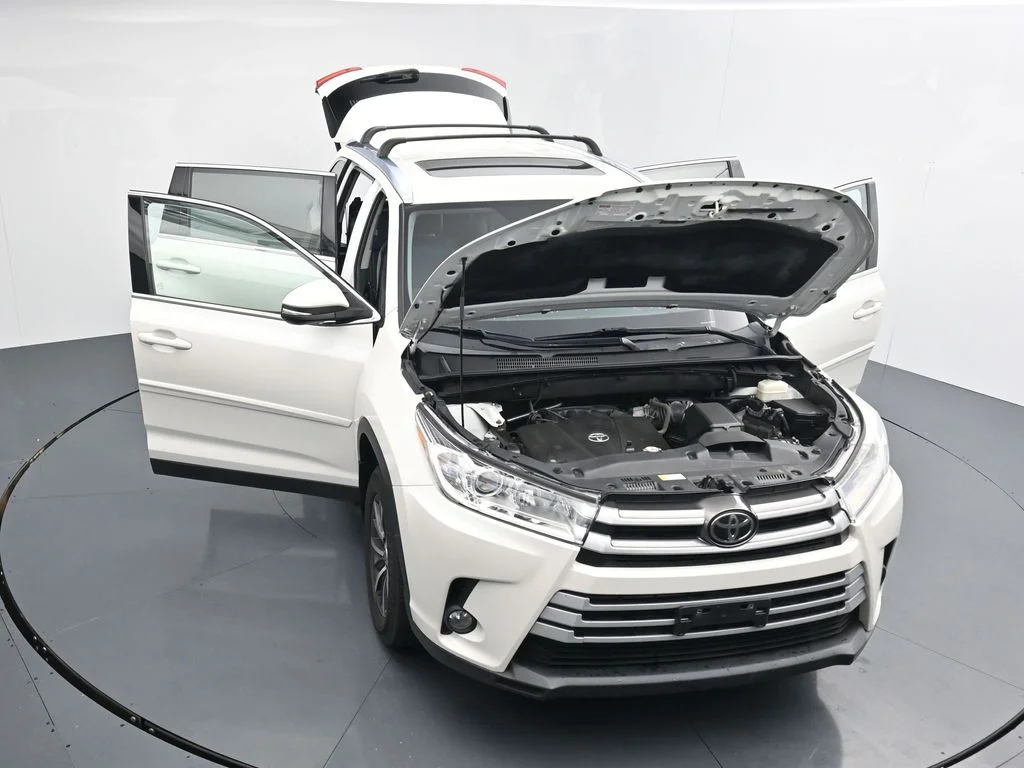 Used 2019 White Toyota XLE image 37