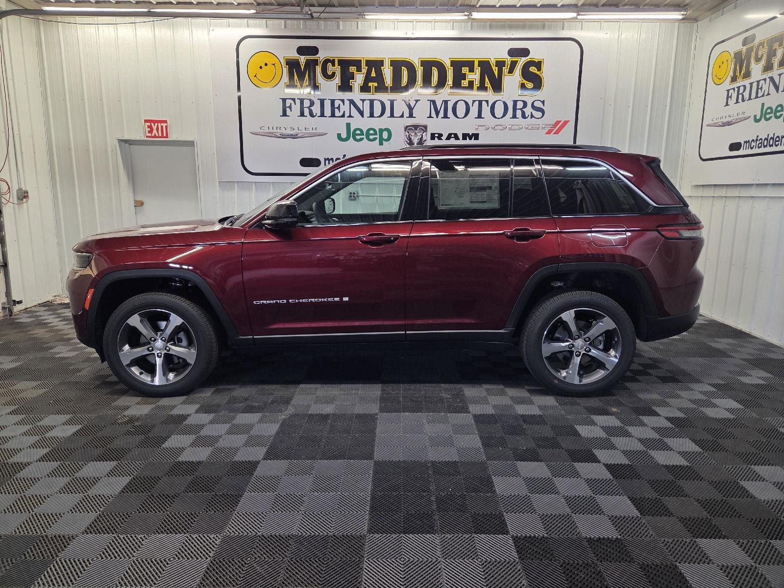 New 2026 Velvet Red Pearl-Coat Exterior Paint Jeep Limited image 5