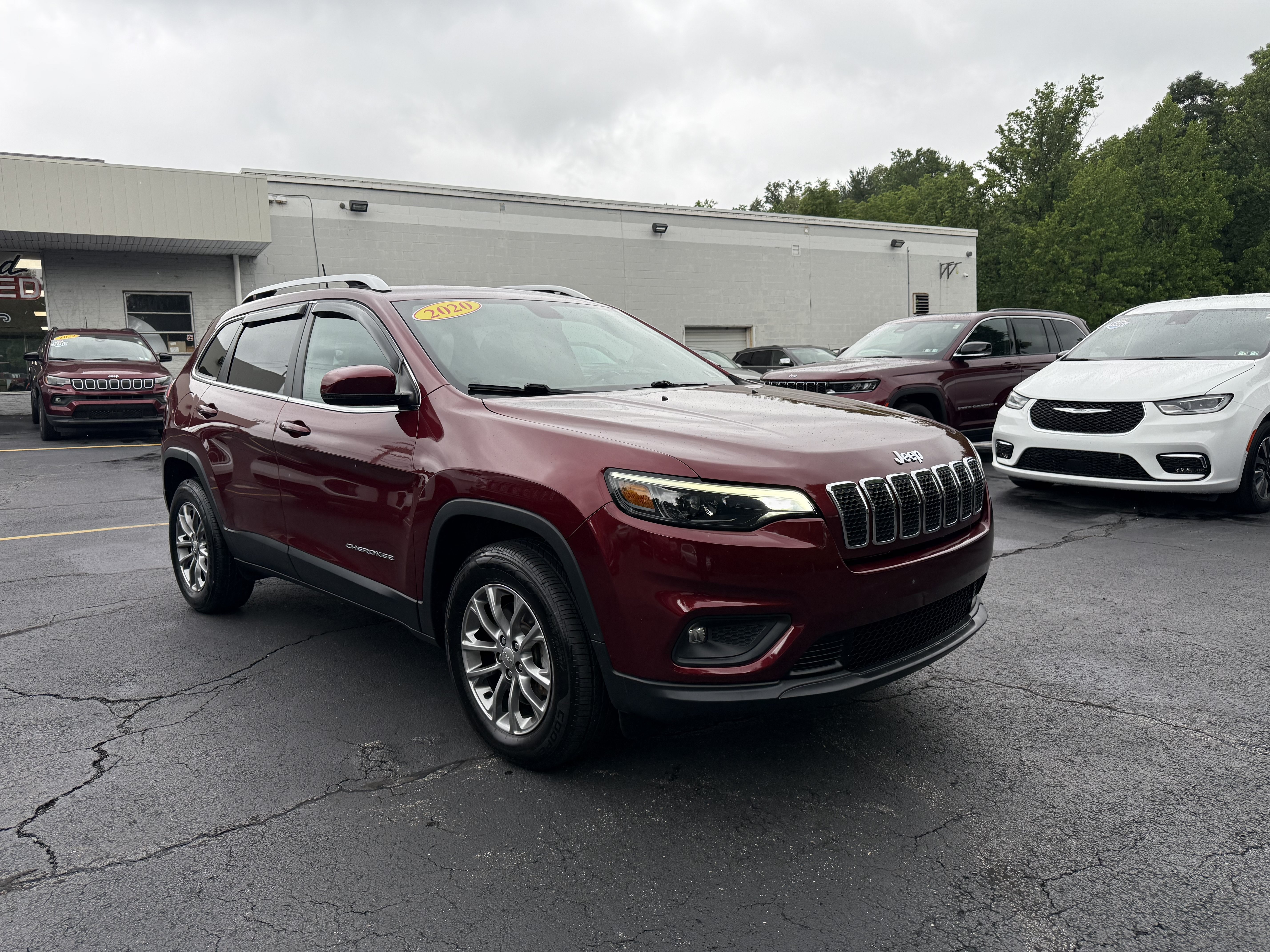 Certified Used 2020 Velvet Red Pearlcoat Jeep Latitude Plus image 24