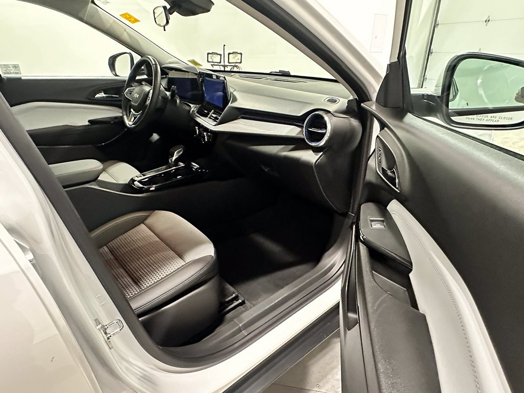 Used 2024 White Chevrolet LT image 22