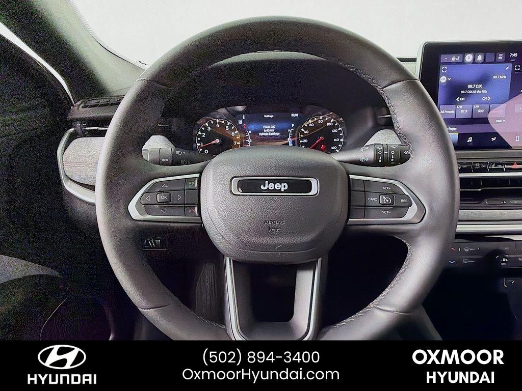 Used 2023 Diamond Black Crystal Pearlcoat Jeep Latitude Lux image 11