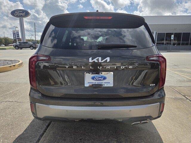 Used 2025 Dark Moss Kia S image 4