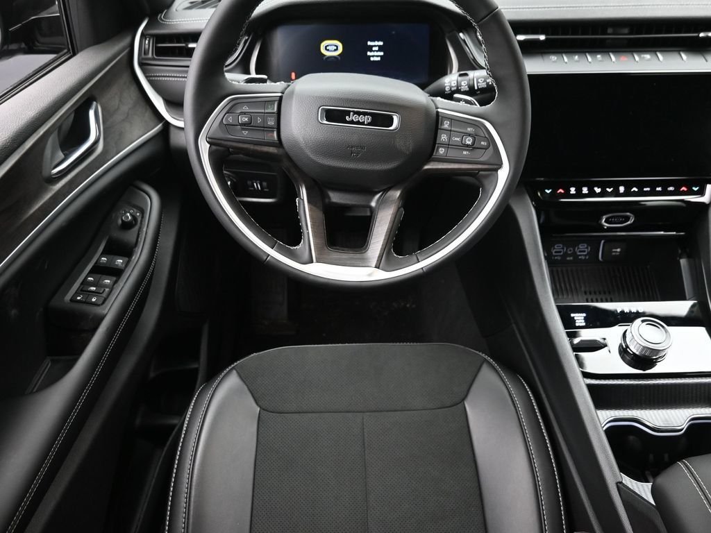 New 2026 Diamond Black Crystal Pearlcoat Jeep Altitude image 14