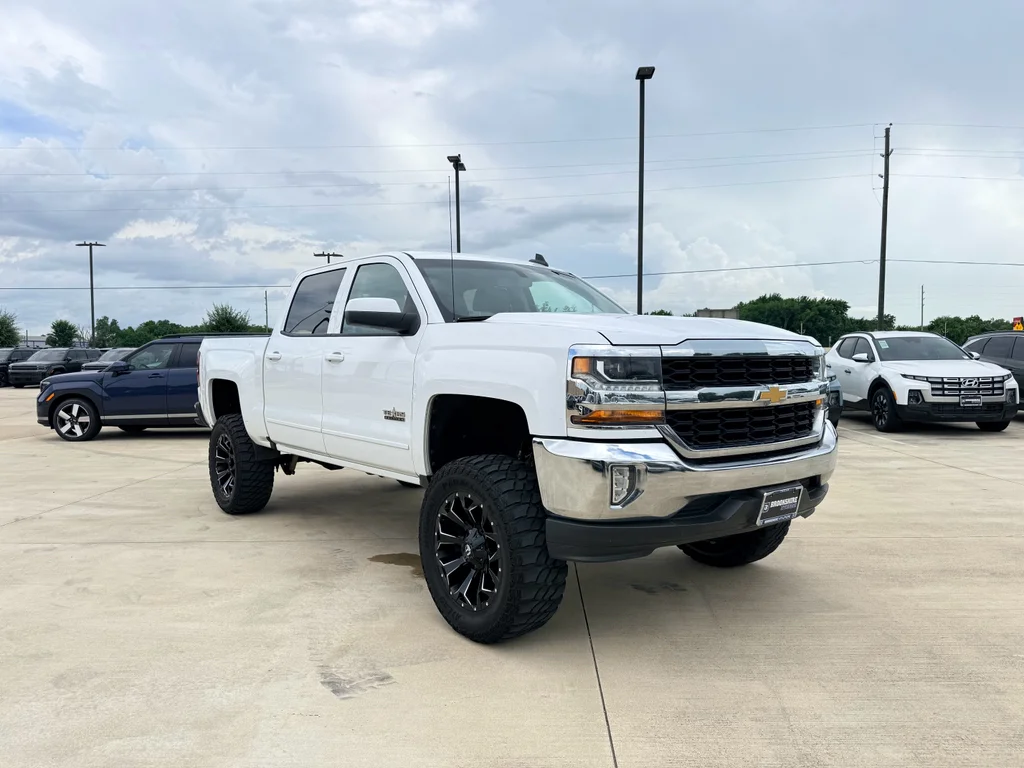 Used 2018 Summit White Chevrolet LT image 3