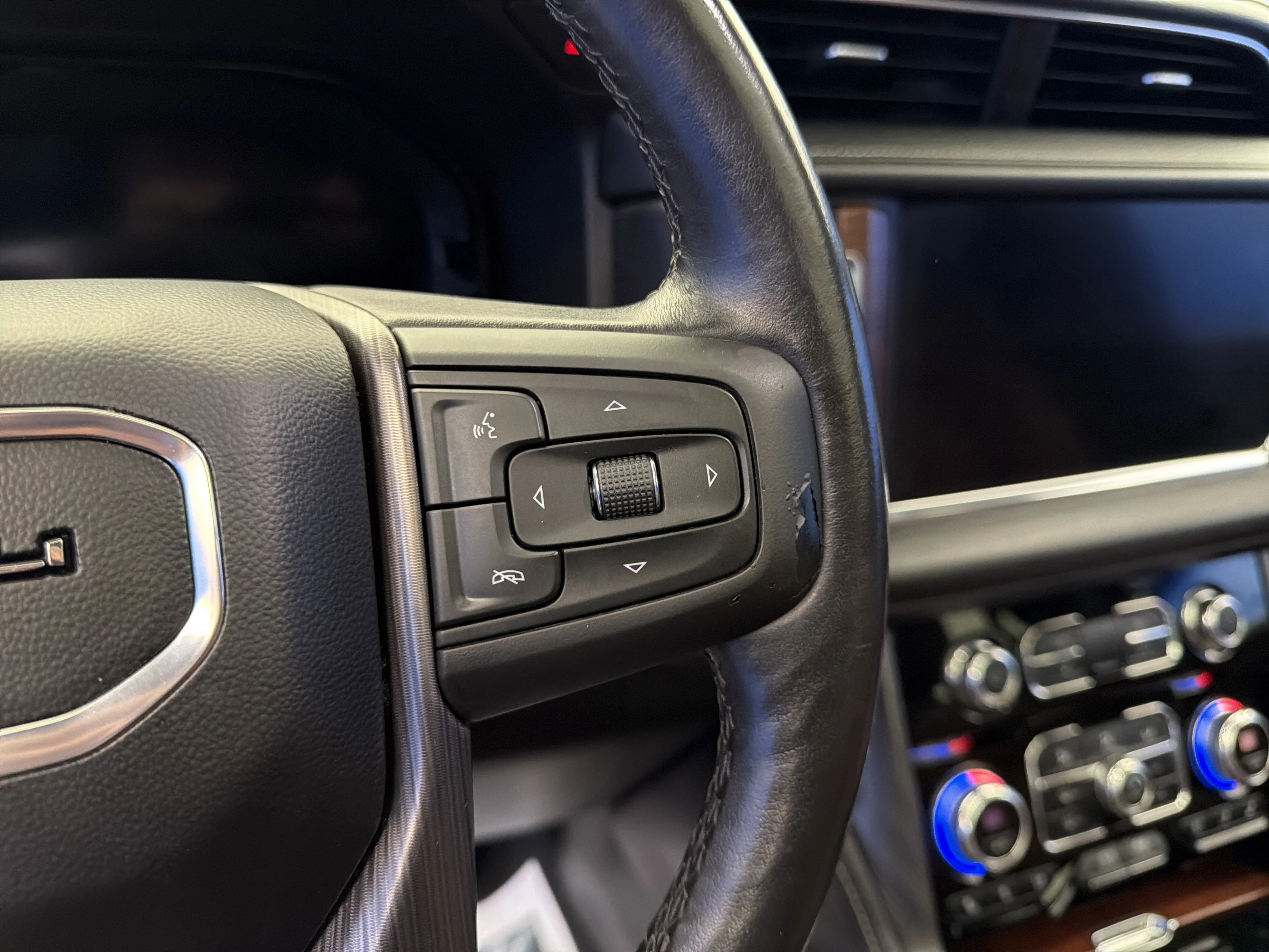 Used 2023 White Frost Tricoat GMC Denali Ultimate image 17
