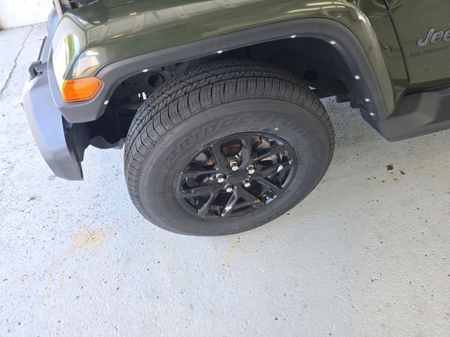 Used 2022 Green Jeep Sport image 9
