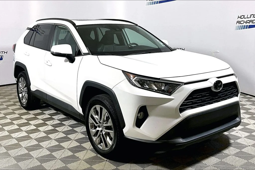 Used 2020 White Toyota XLE Premium image 3