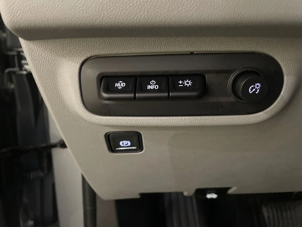 Used 2023 Sterling Metallic GMC SLT image 14