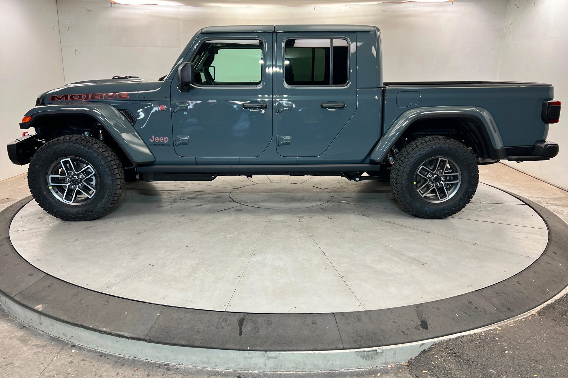 New 2026 Anvil Clear-Coat Exterior Paint Jeep Mojave X image 2