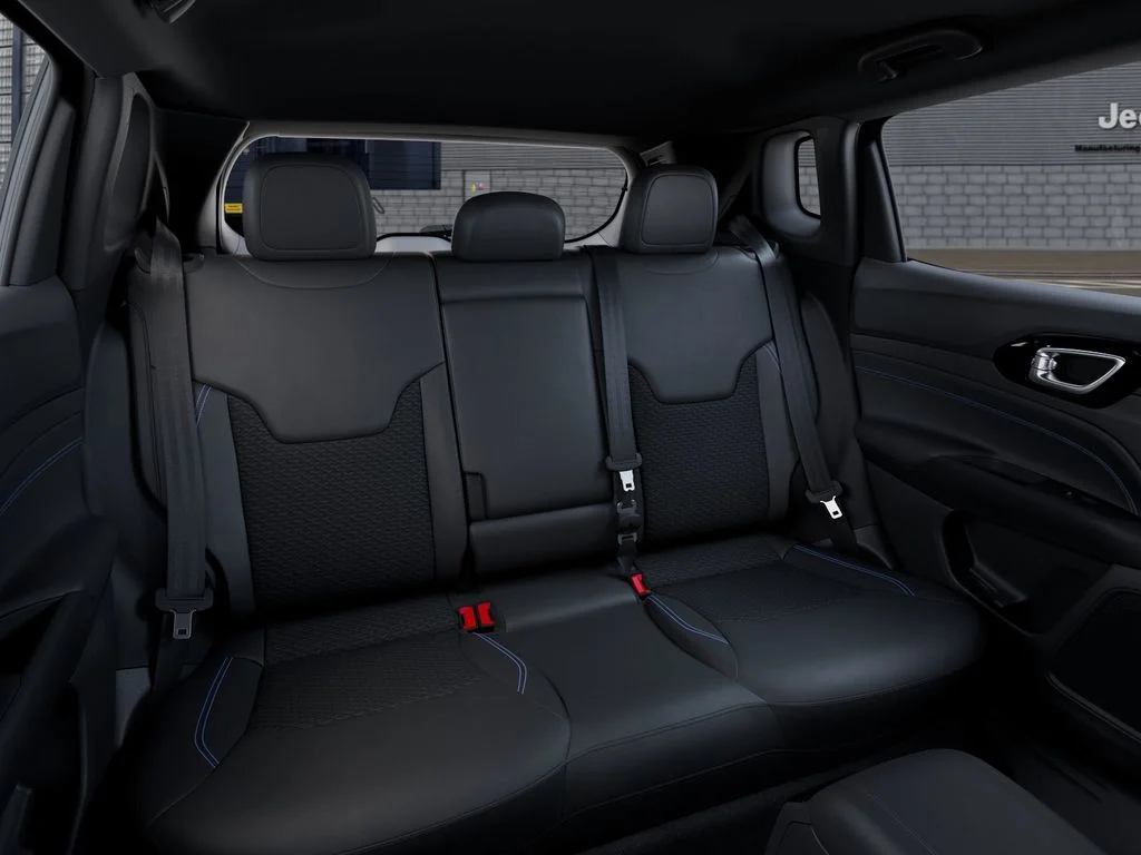 New 2026 Bright White Clear-Coat Exterior Paint Jeep Latitude image 15