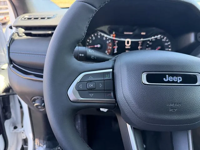 New 2026 Bright White Clearcoat Jeep Latitude image 17