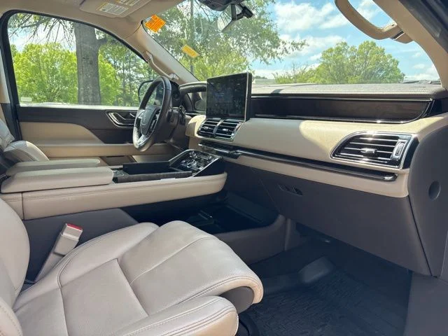 Used 2022 Black Lincoln Reserve image 18