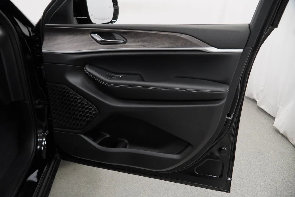 New 2027 High-Gloss Black Paint Jeep Limited image 35