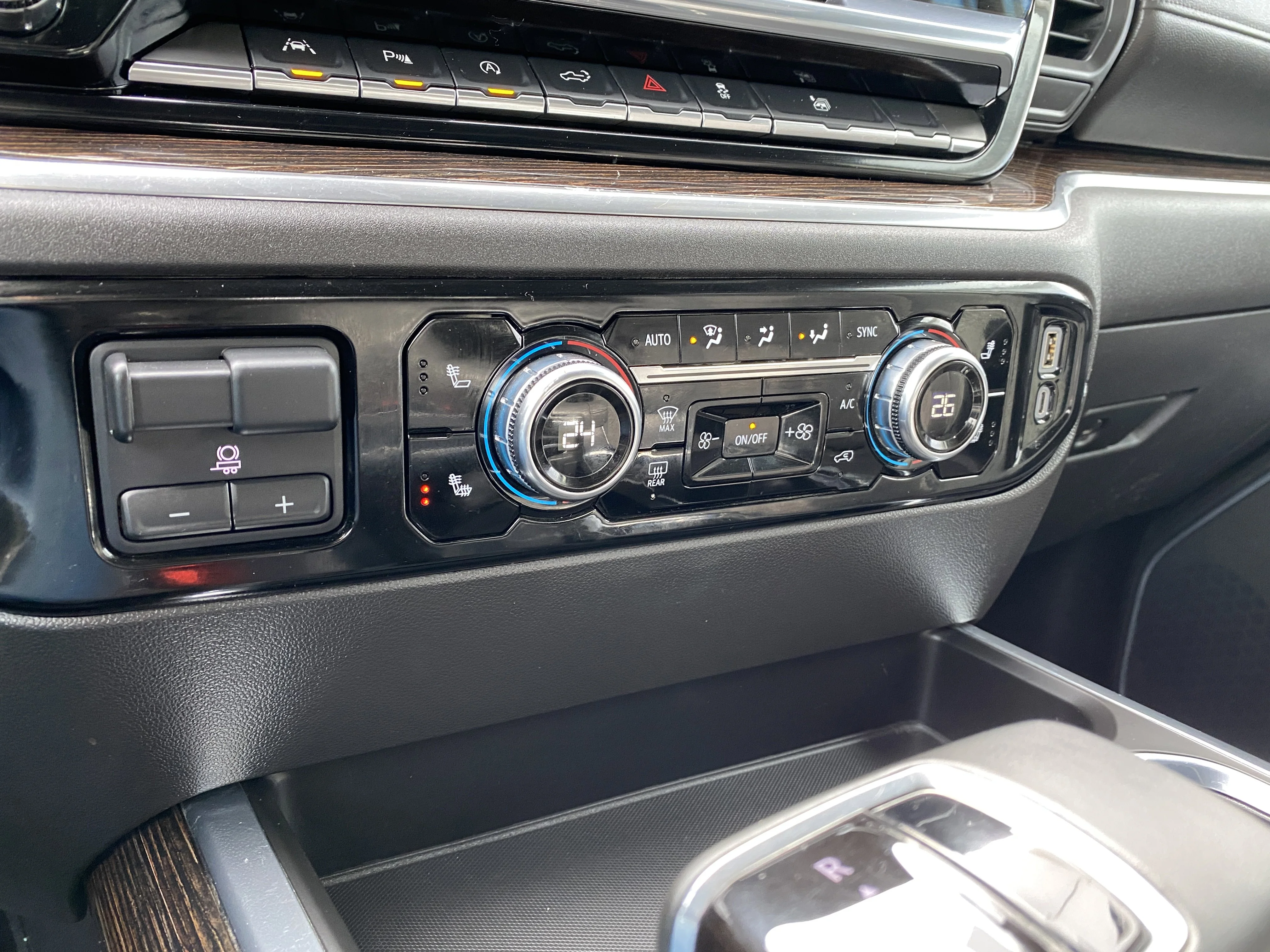 Certified Used 2024 White GMC Crew Cab Elevation * STANDARD BOX * BUCKETS * 360 CAMERA * image 17