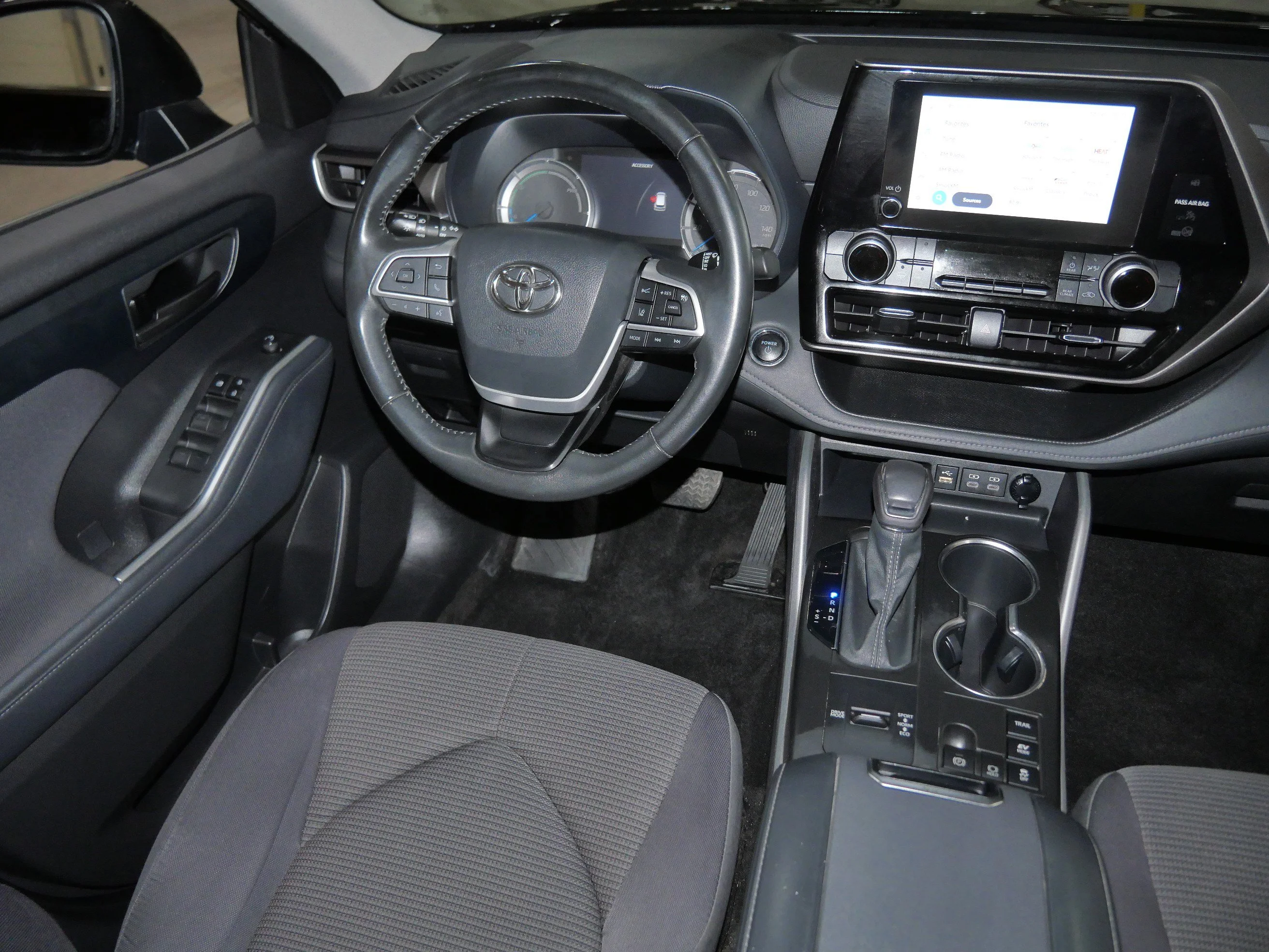 2023 Toyota Highlander LE - Photo 9
