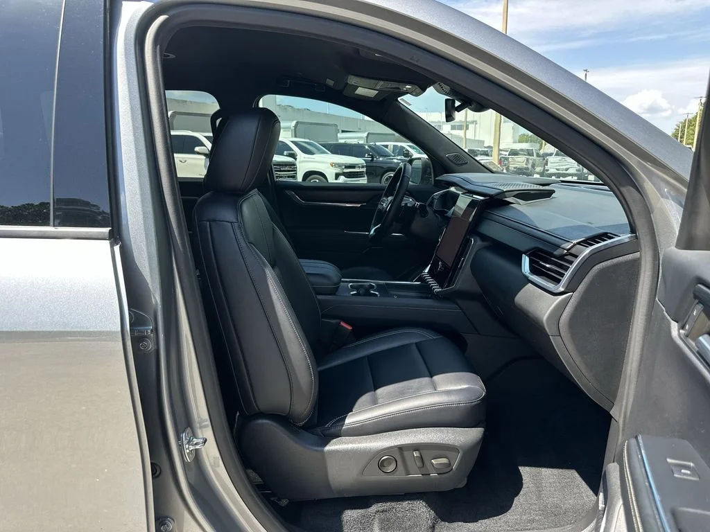 Certified Used 2024 Sterling Metallic GMC FWD Elevation image 27