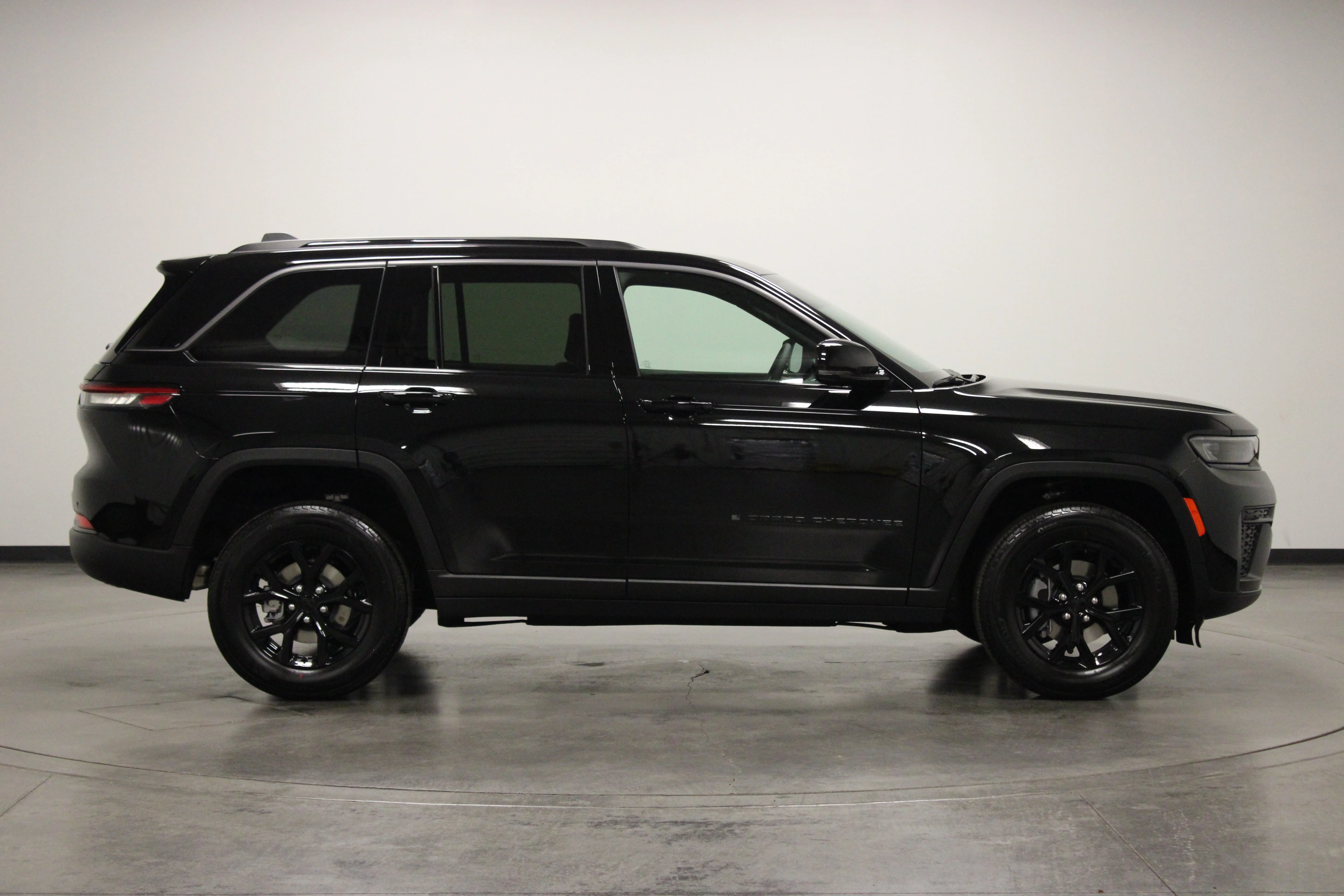 New 2026 Diamond Black Crystal Pearlcoat Jeep Laredo Altitude image 9