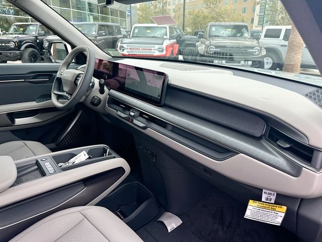 New 2026 Ivory Silver Kia Wind AWD image 31