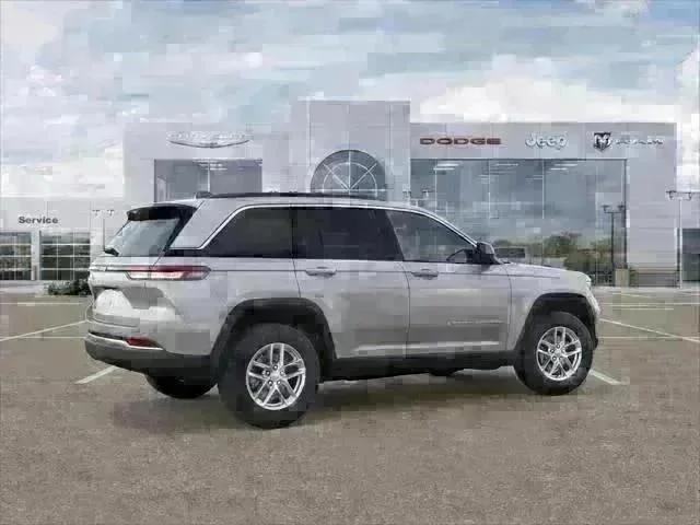 New 2025 Silver Zynith Exterior Paint Jeep Laredo X image 75