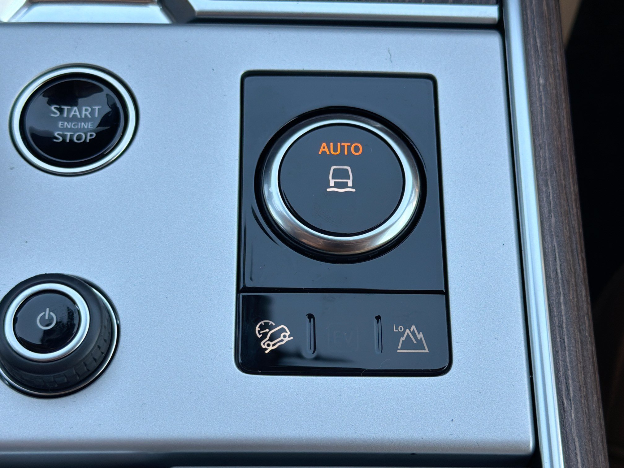 New 2027 Fuji White Land Rover SE image 30