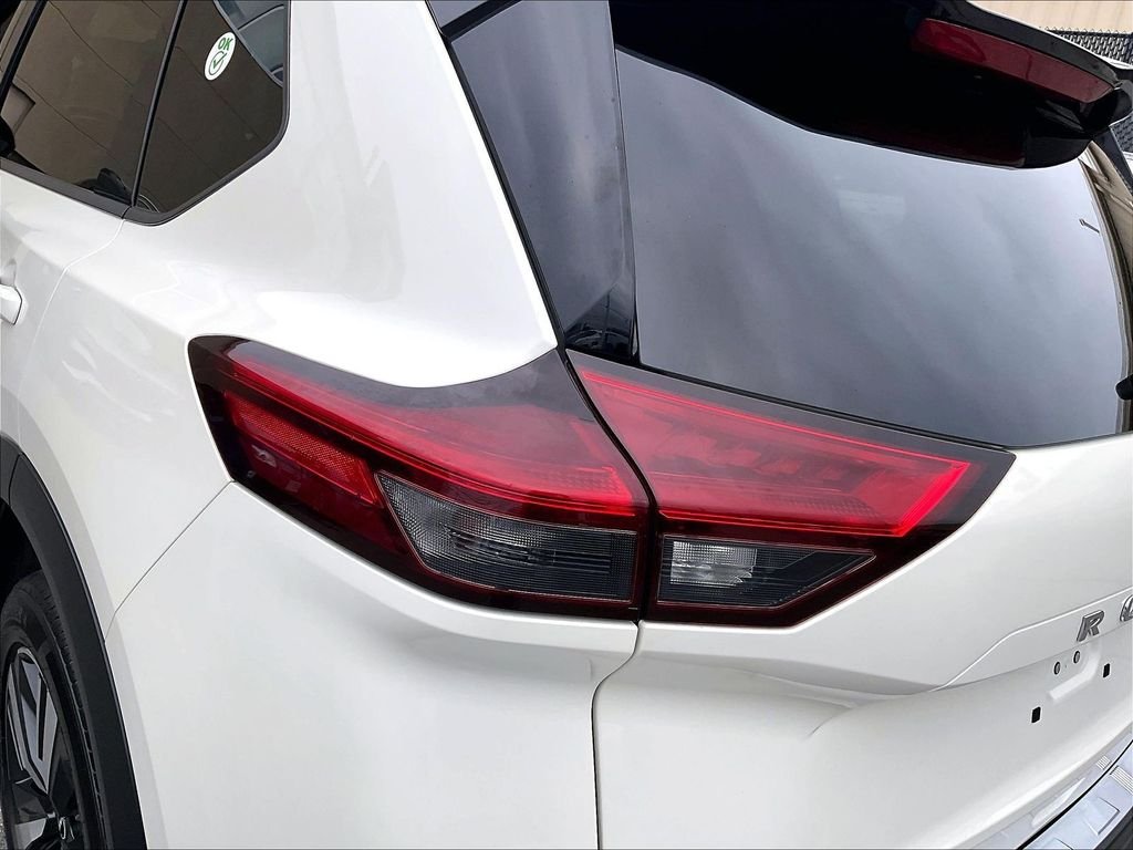 Used 2023 Pearl White Tricoat/Super Black Nissan SL image 34