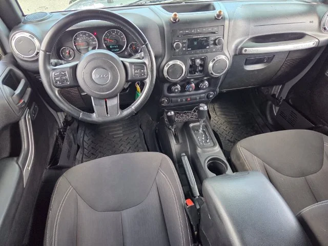 Used 2015 Silver Jeep Unlimited Rubicon image 9